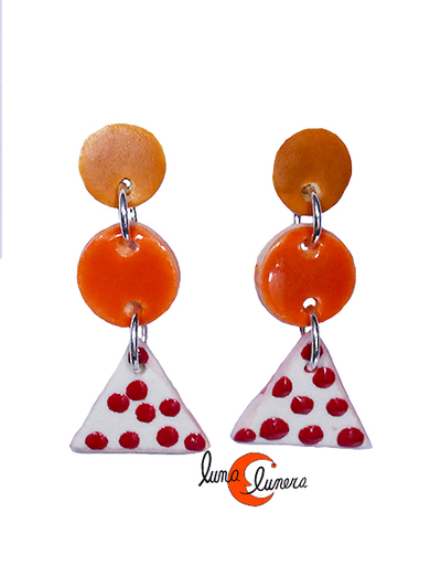 Pendientes de cerámica. Tres piezas con lunares, rojo y naranjas.