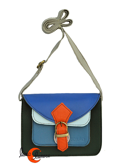 Soruka, bolsos de piel de colores. Pequeño bolso cuadrado con hebilla verde oscuro, celeste y solapa azul.