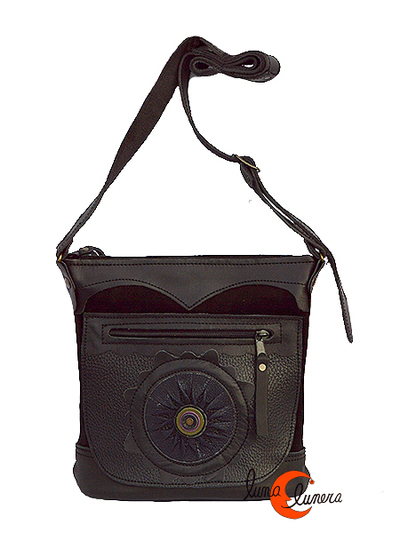 Bolso de piel y ante del taller Arco iris. Mediano negro con sol.