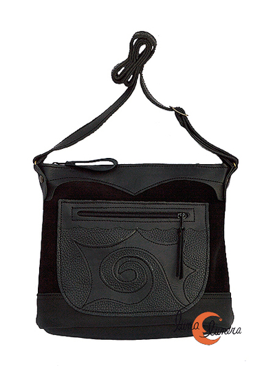 Bolso de piel y ante del taller artesanal Arco Iris. Grande negro con espiral.