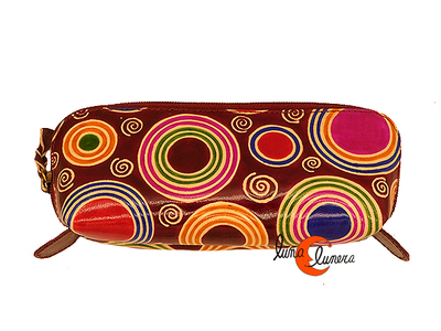 Shanti, piel de colores de India. Estuche o neceser pequeño, marrón con círculos.