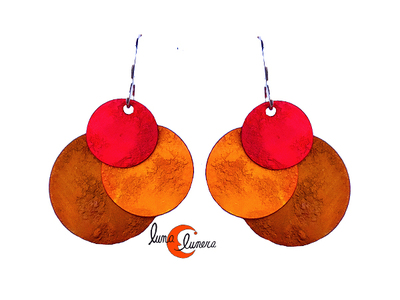 Oana Millet, joyas de aluminio. Pendiente mediano tres círculos, marrón, naranjo y rojo.
