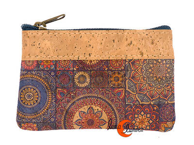 Corcho. Monedero pequeño rectangular con dos cremalleras, azulejos con mandalas.