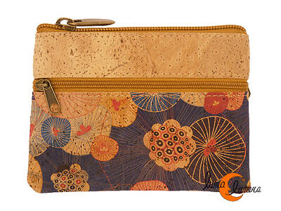 Corcho. Monedero grande rectangular con tres cremalleras, flores japonesas.