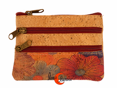 Corcho. Monedero pequeño rectangular con tres cremalleras, flores rojas.