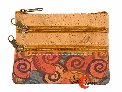 Corcho. Monedero pequeño rectangular con tres cremalleras, espirales rojas.