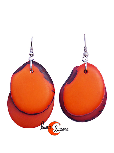 Pendientes de semillas de tagua. Dos piezas marrón naranjo.
