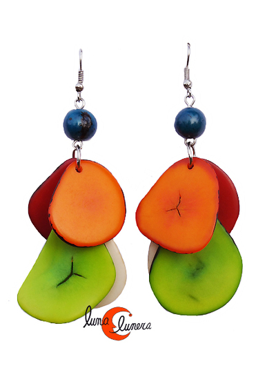 Pendientes de semillas de tagua. Racimo largo verde naranjo con bola azul.
