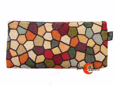 Cartera vegana Bruo de tela con goma. Grande, puedes llevar un móvil en su interior. Mosaico.