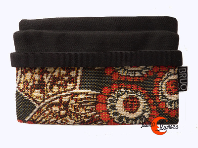 Cartera vegana Bruo de tela con goma. Pequeña flor.