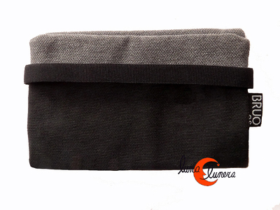 Cartera vegana Bruo de tela con goma. Pequeña negra y gris.