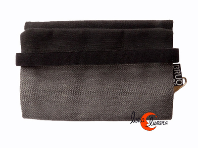 Tabaquera vegana Bruo de tela con goma. Pequeña gris y negra.