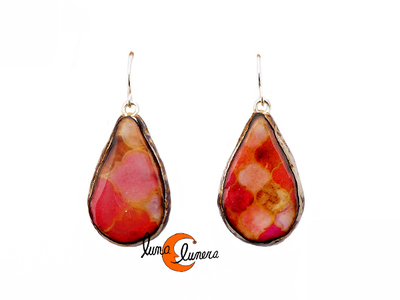 Mondo Manzana, bisuteria con magaya de sidra. Pendientes medianos gota pequeña rojos.