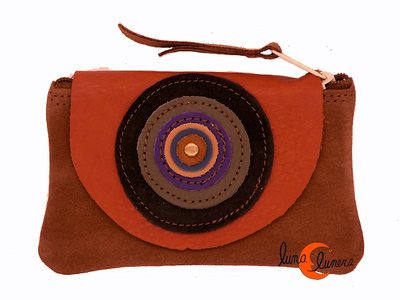 Monedero de piel grande con colores. Piel de ante marrón.