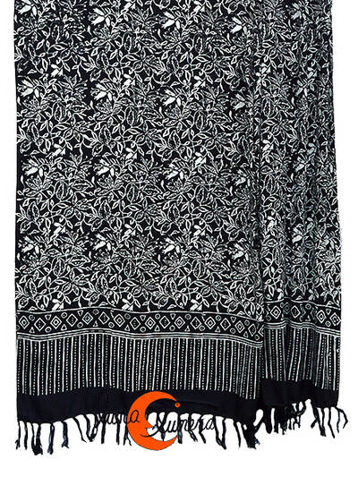 Pareo-fular Bali negro con ramas y hojas blancas.