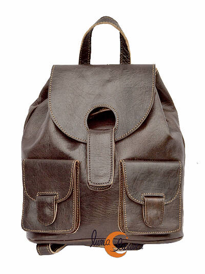 Mochila de cuero marroquí. Mochila mediana con agujero y cierre de imán, marrón oscuro.