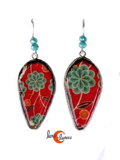 Mondo Manzana, bisutería con magaya de sidra. Pendientes largos gota XL invertida, Rojo con flores.