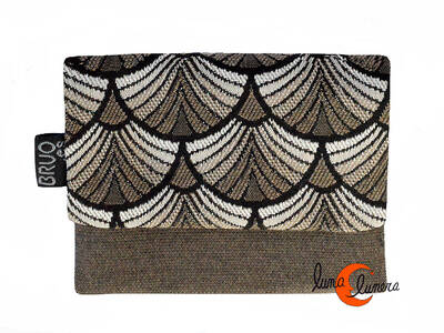 Cartera vegana Bruo de tela con goma. Pequeña tríptico, abanicos bisón..