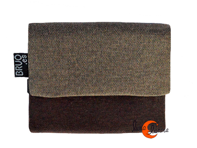 Cartera vegana Bruo de tela con goma. Pequeña tríptico, marrón bisón lisa.