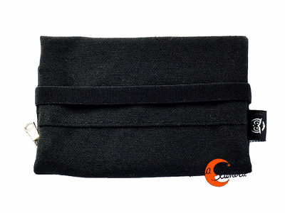 Cartera vegana Bruo de tela con goma. Pequeña negra lisa.