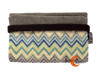 Cartera vegana Bruo de tela con goma. Pequeña zig-zag.