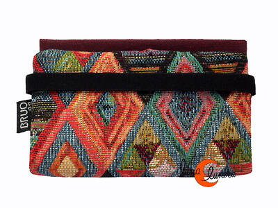 Cartera vegana Bruo de tela con goma. Pequeña rombos granate.