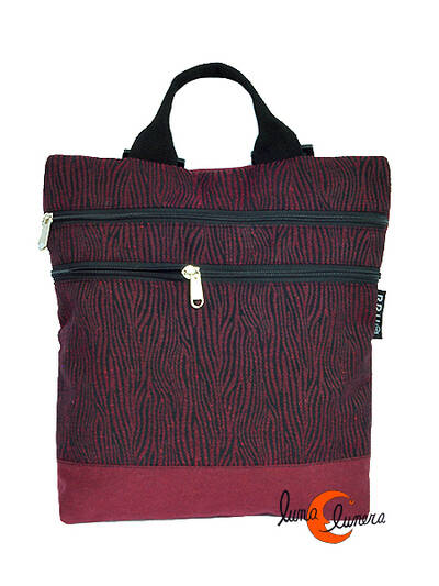 Mochilas de tela BRUO. Mochila pequeña reversible antirrobo, print cebra granate.