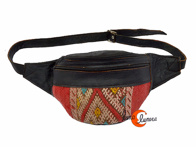 Riñonera de piel y kilim de Marruecos. Cuero negro con kilim.