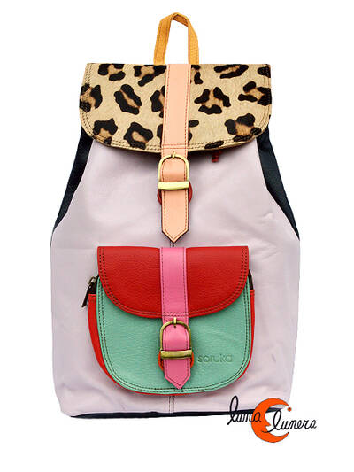 Soruka, mochila de piel de colores. Modelo clásico rosa lavanda pastel con solapa print. 