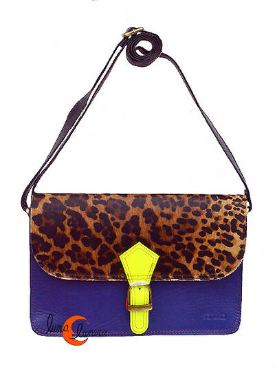 Soruka, bolsos de piel de colores. Bolso grande con hebilla print, azul casi morado y tirador amarillo fosforito.