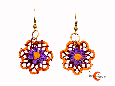Cordelia, pendientes hechos con redes de pesca. Flor naranja y morado.