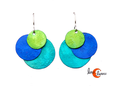 Oana Millet, joyas de aluminio. Pendiente mediano tres círculos, turquesa, azul y verde.