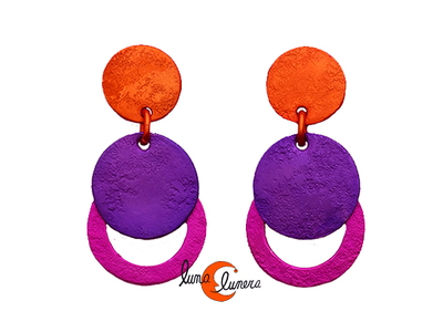 Oana Millet, joyas de aluminio. Pendiente mediano tricolor con tuerca fucsia, morado y naranja.