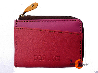 Monederos de piel Soruka. Monedero con cremallera pequeño rojo y fucsia oscuros.