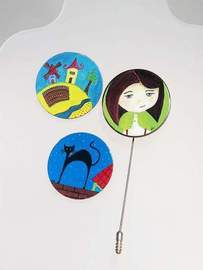 Broche con imágenes intercambiables que se pegan con imán.
