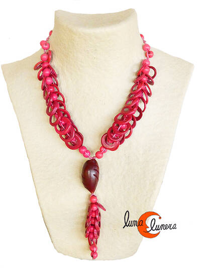 Collar largo de semillas de tagua. Aros fucsia.