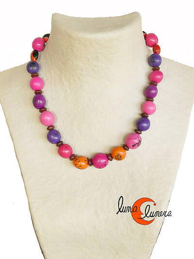 Collar corto de semillas de tagua. Colores cálidos.