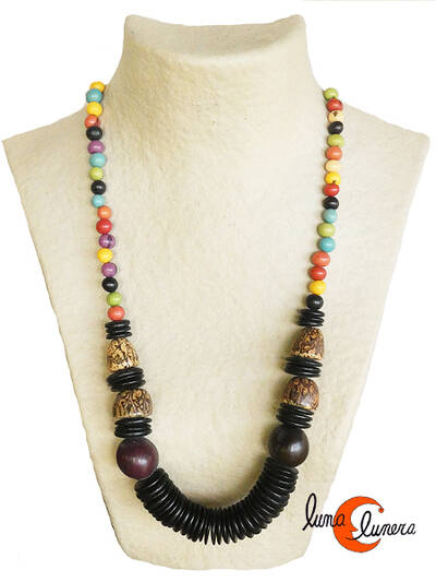 Collar de semillas y madera. Marrón con bolitas de colores.