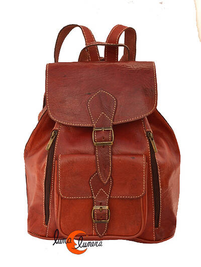 Mochila de cuero marroquí. Mochila mediana un bolsillo y dos cremalleras. Marrón.