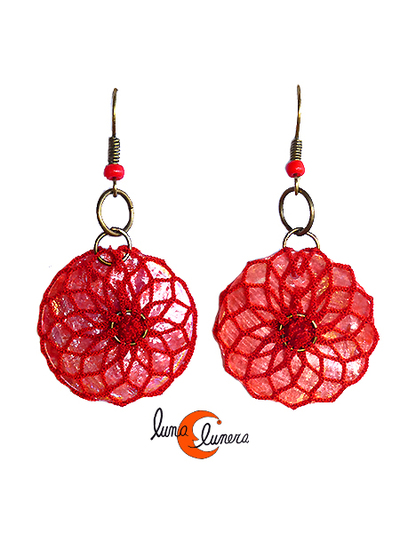 Cordelia, pendientes hechos con redes de pesca. Nácar rojo.