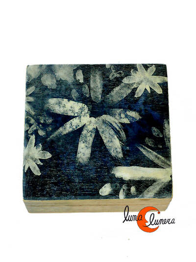 Caja de madera grande, azul flores grandes.