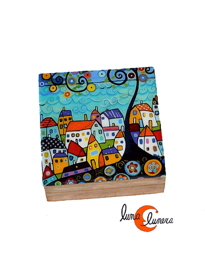 Caja de madera pequeña, pueblo.
