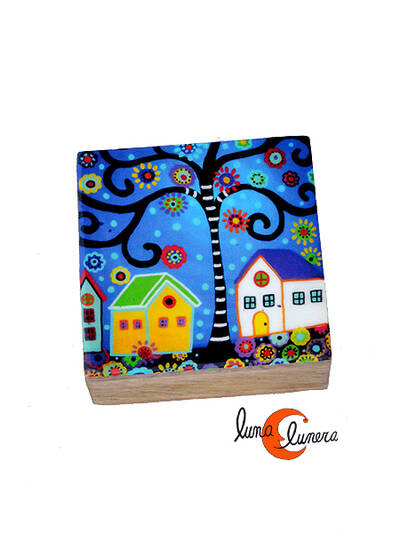 Caja de madera pequeña, pueblo con árbol.