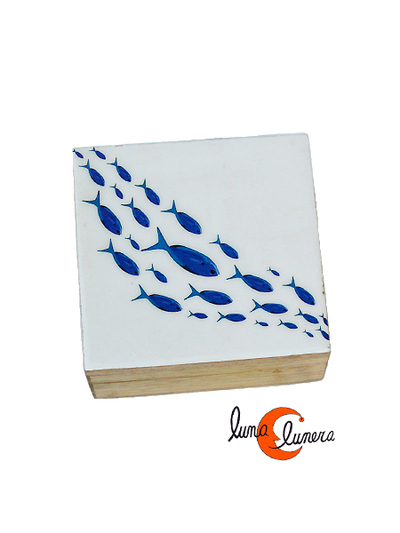 Caja de madera pequeña, peces cardumen sobre blanco.