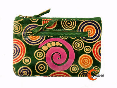 Shanti, monederos de piel de India. Monedero rectangular grande, verde con espiral.
