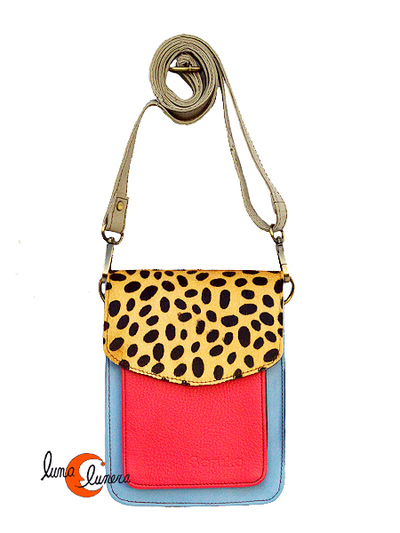Soruka, bolso pequeño de piel con print, azul y fucsia.