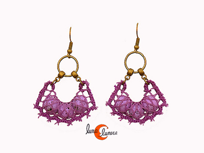 Cordelia, pendientes hechos con redes de pesca. Tres bolitas lila.