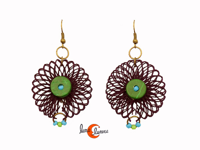 Cordelia, pendientes hechos con redes de pesca. Redondo grande morado berenjena con coco verde.