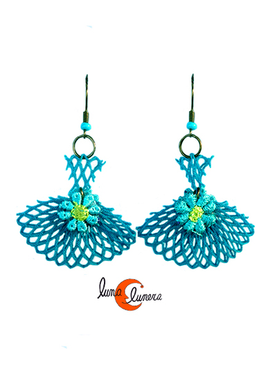 Cordelia, pendientes hechos con redes de pesca. Abanico azul.