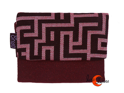 Cartera vegana Bruo de tela con goma. Pequeña tríptico, granate laberinto.